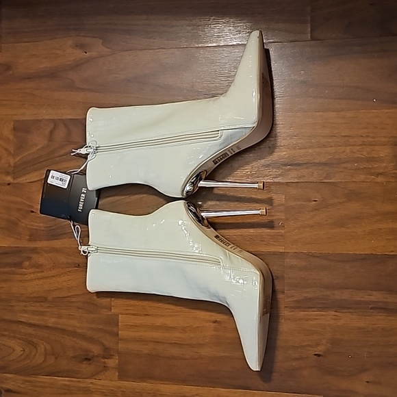 Forever 21 Booties Cream Size 6 - Picture 2 of 7